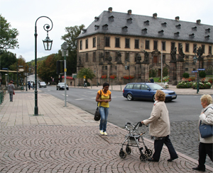 Nwokey läuft auf der Straße vor dem Stadtschloss in Fulda.