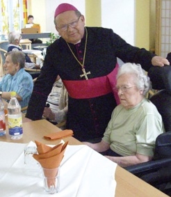 Altbischof Rudolf Müller mit Bewohnern das Altenpflegeheimes in Görlitz
