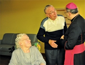 Bischof Wolfgang Ipolt im Gespräch mit Bewohnern der Caritas-Wohnanlage Görlitz