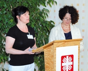 Birgit Kretschmer (links) und Maria Czarnecka bei der Erläuterung
