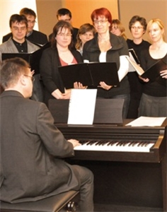 Der Chor Avvivando singt während der Einweihung der CWA.