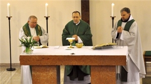 Generalvikar Zomack, Bischof Ipolt und Pater Rudolf (von links) bei der Feier der Heiligen Messe.