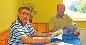 Zwei Besucher des Tagestreffs Senftenberg beim Zeitung lesen