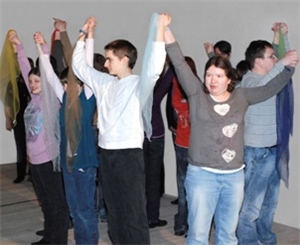 Mädchen und Jungen der Förderschule Neuzelle singen und tanzen