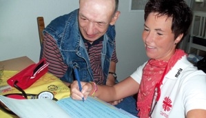Pflegedienstleiterin Maria Stegitz (rechts) mit einem Patienten