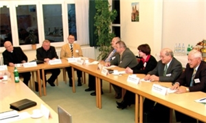 Politiker diskutieren mit Bischof und Vorstand