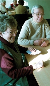 Seniorinnen im Seniorentreff Cottbus beim Kartenspielen