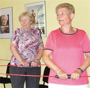 Übungsleiterin Irmgard Pfaff (rechts) in Aktion.