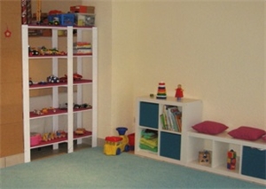 Gemütlich eingerichtete Spielecke im Eltern-Kind-Treff