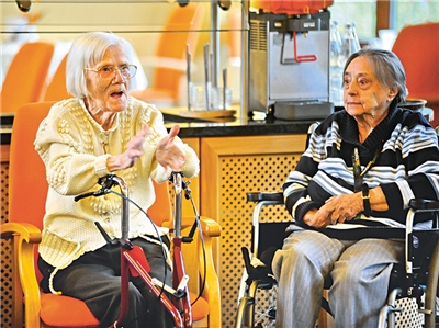 Zwei Altenheimbewohnerinnen  