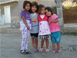 Vier junge Roma-Kinder