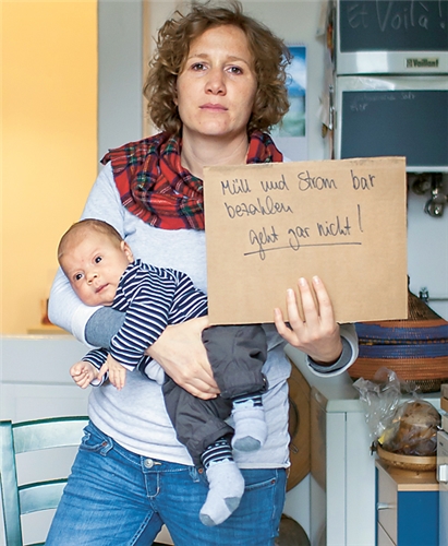 Frau mit Baby auf dem Arm