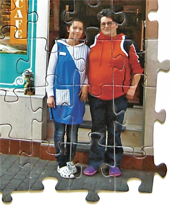 Chefin und Azubi stehen vor der Bäckerei Kuhtz in Mannheim