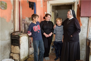 Schwester Alberta besucht eine alleinerziehende Mutter von vier Kindern 