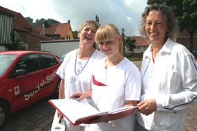 An der Seite von Hedwig Winzer (links), und Ines Bönner sammelt Gesundheits- und Krankenpflegeschülerin Isabell Kleck Praxiserfahrung