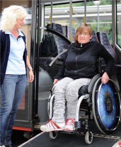 Nadine Hoischen verlässt einen rollstuhlgerechten Bus