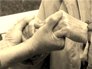 Zwei Personen halten sich an den Händen