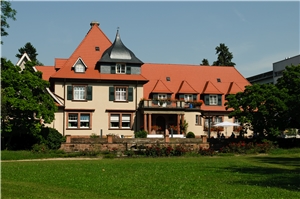 Unsere Villa in typischer Landhausarchitektur der Heppenheimer Gebrüder Metzendorf