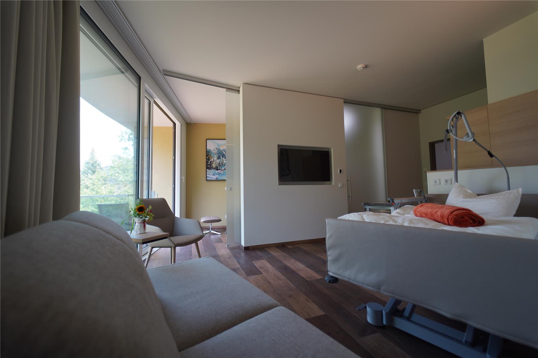 Gästezimmer mit Ausstattung Pflegebett und Zugang Balkon