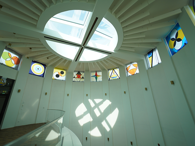 Oberlicht mit vielen kleineren Buntglasfenstern