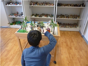 Haus für Kinder 2 Kind spielt mit Tierfiguren