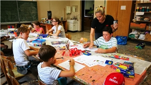 Malen 1 Kinder malen am Tisch