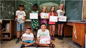 Malen 3 Kinder stehen vor einer Tafel und halten Bilder hoch