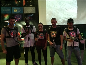 Lasertag 2 Gruppe Jugendlicher mit Lasergewehren