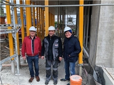 Drei Menschen auf Baustelle