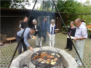 Spender- und Stiftertag 3 Menschen beim Grillen