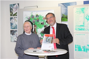Sr. Margret-Stiftung zwei Personen an einem Stehtisch