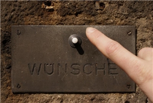 Klingenschild mit dem Namen Wünsche. Ein Finger drückt auf die Klingel.