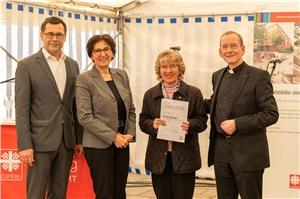 Ursula Grötzinger erhält die goldene Ehrennadel der Caritas