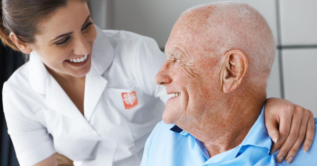 Altenpflegerin unterst�tzt Senior