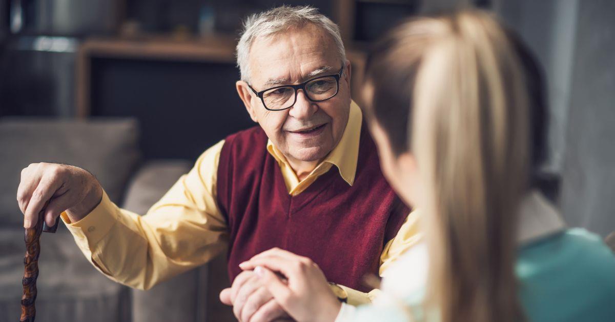 Betreuungskraft unterst�tzt Senior