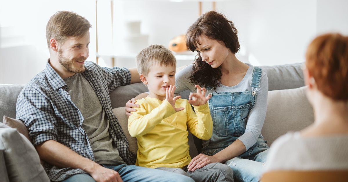 Sozialarbeiterin sitzt bei einer Familie