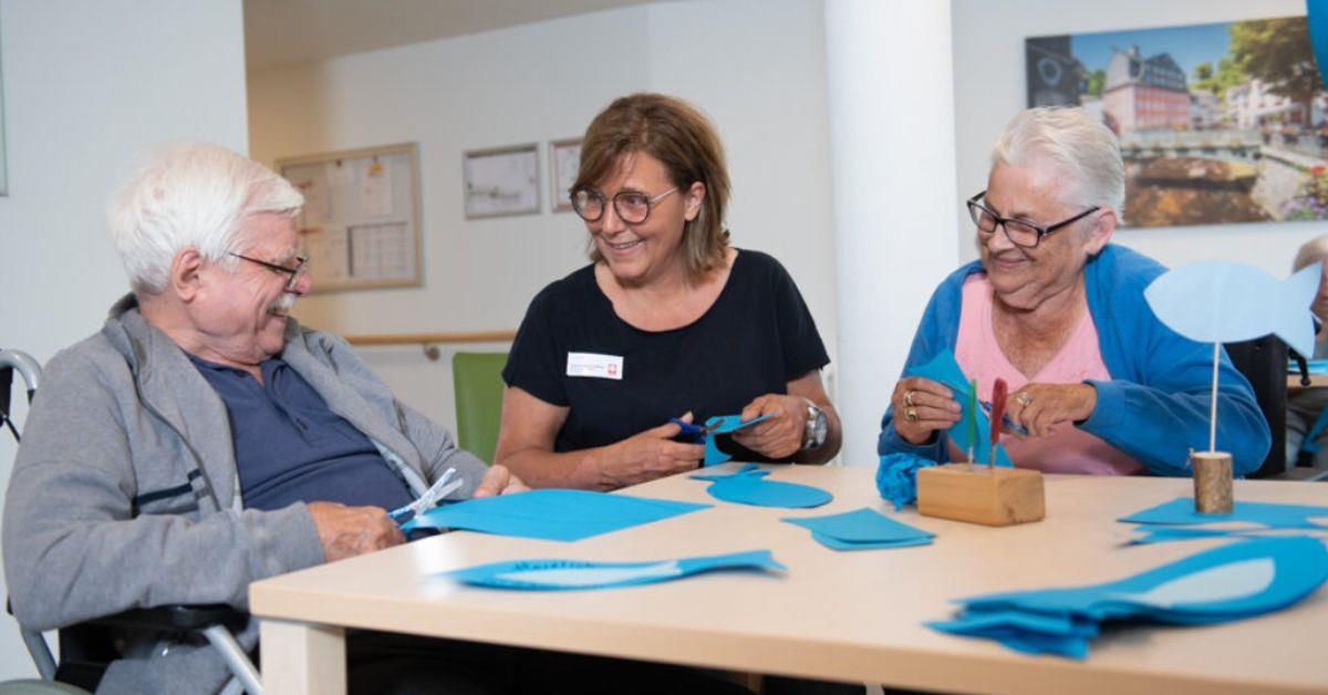Betreuungsassistentin beim Basteln mit Senioren