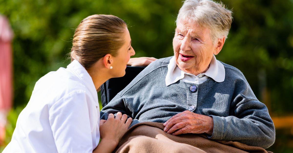 Betreuungskraft mit Seniorin