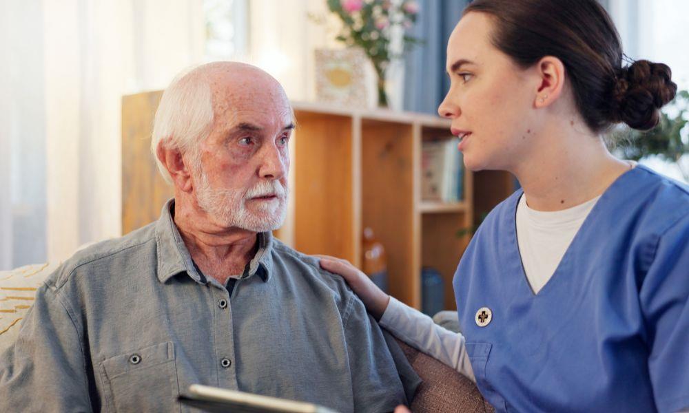 Seniorin mit Pflegkraft