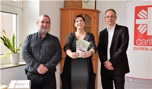 Daniela Groß, Fachbereichsleiter Rudolf Stellmach (li.) und Caritas-Vorstand Dirk Hucko stellen die neue Broschüre zum Jahresproramm der Fachstelle vor.