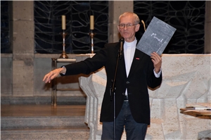 Pfarrer Franz Meurer spricht vor der vollbesetzten Marienkirche