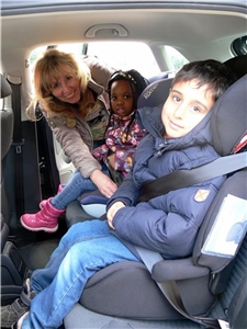 Die Leiterin der Ambulanten Jugend und Familienhilfe, Martina Dohr-Hustinx, freut sich mit den Kindern über die neuen Sitze. Die Leiterin der Ambulanten Jugend und Familienhilfe, Martina Dohr-Hustinx, freut sich mit den Kindern über die neuen Sitze.