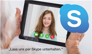 Skype-Call von Enkelin. Oma hält Tablet.