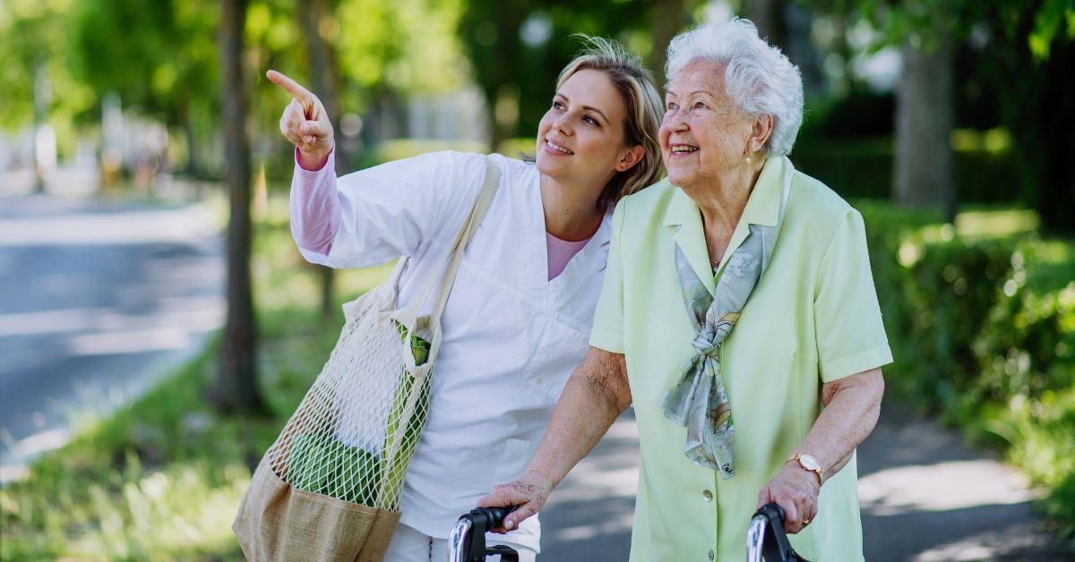 Haushaltshilfe mit Seniorin