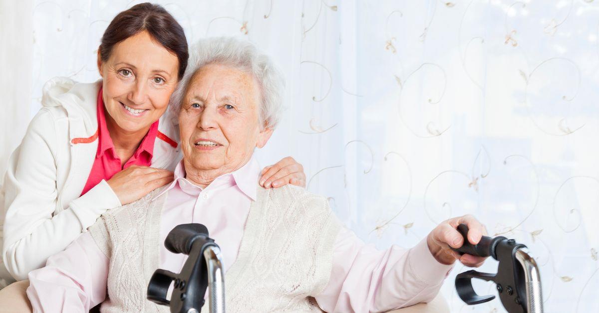 Haushaltshilfe mit Seniorin