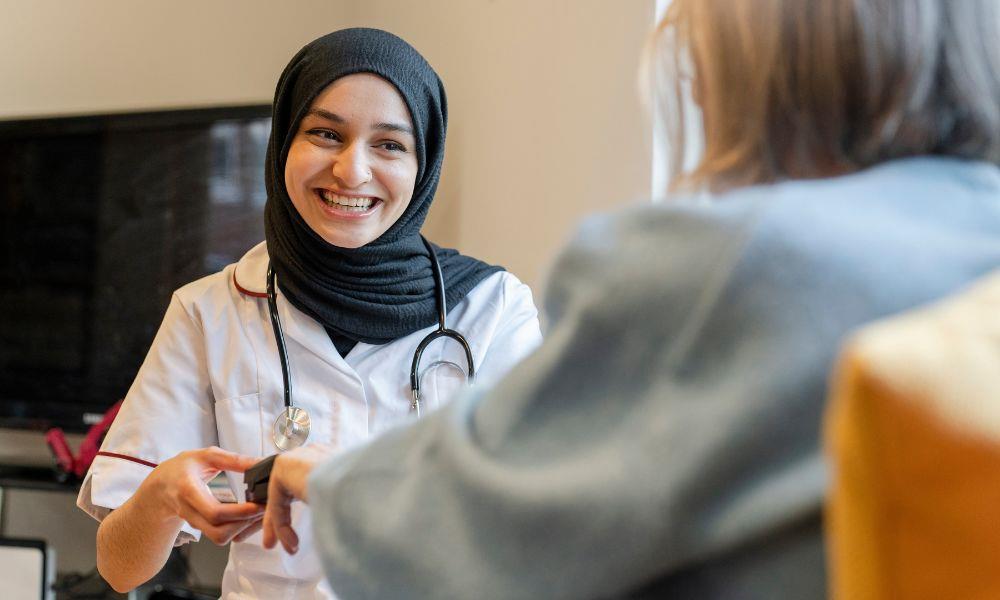 Doktorin misst Puls bei Seniorin