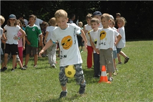 Kur und Erholung_Kinder Kinder beim Ballspielen