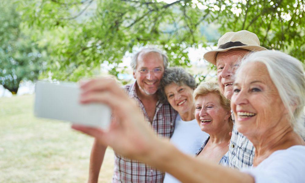 Seniorin mit Smartphone macht ein Selfie