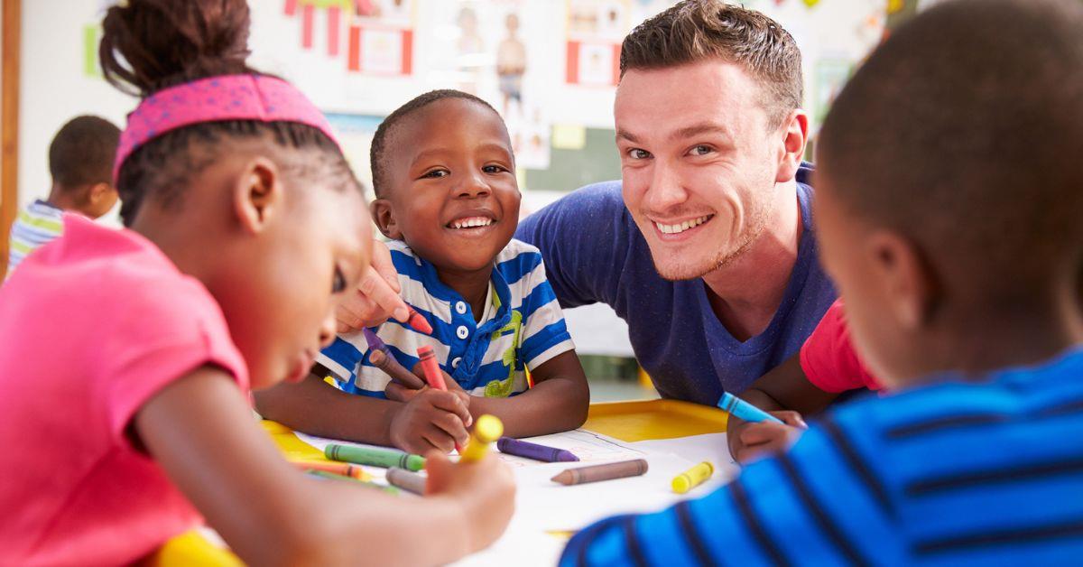 Sozialarbeiter mit Kindern