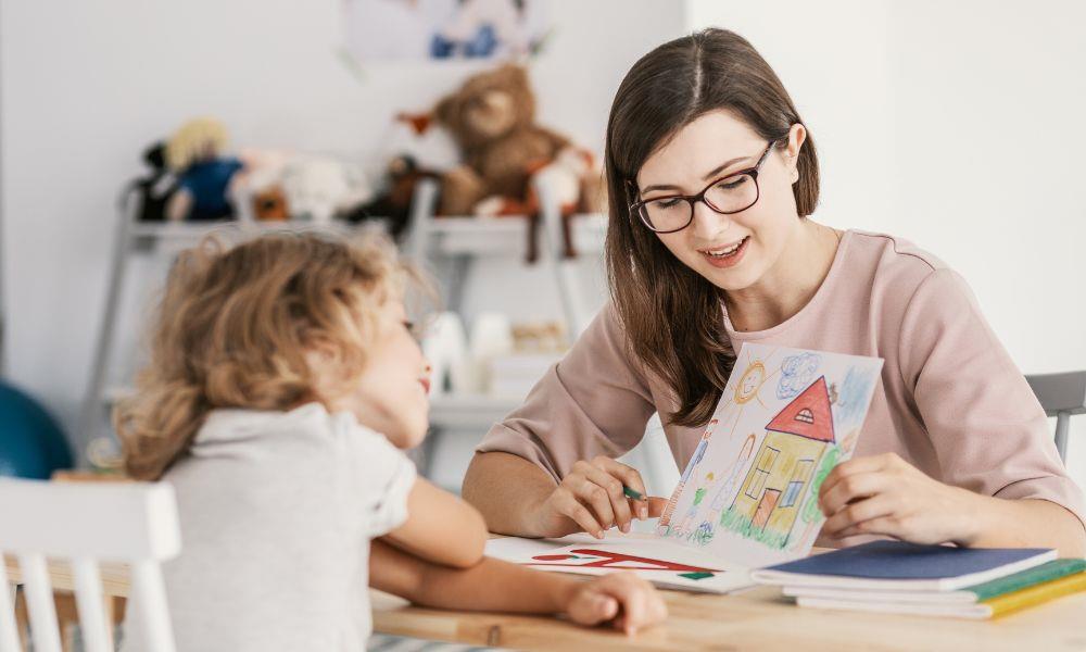Soziale Mitarbeiterin arbeitet mit Kind